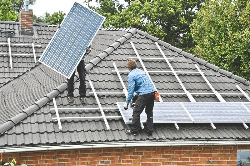 Handwerker montieren Solaranlage auf Dach