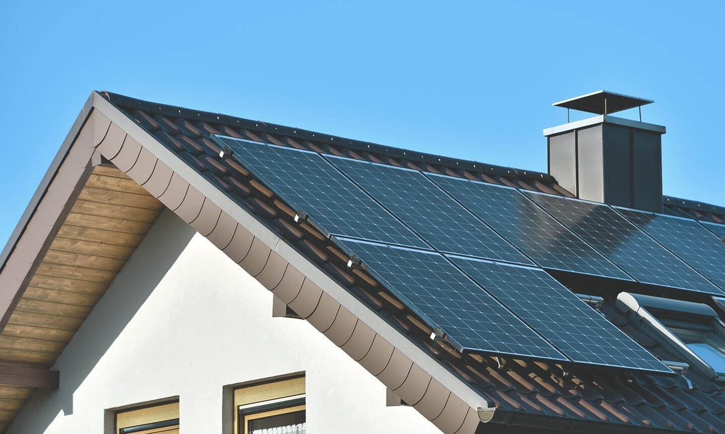 Hausdach mit Solaranlage drauf