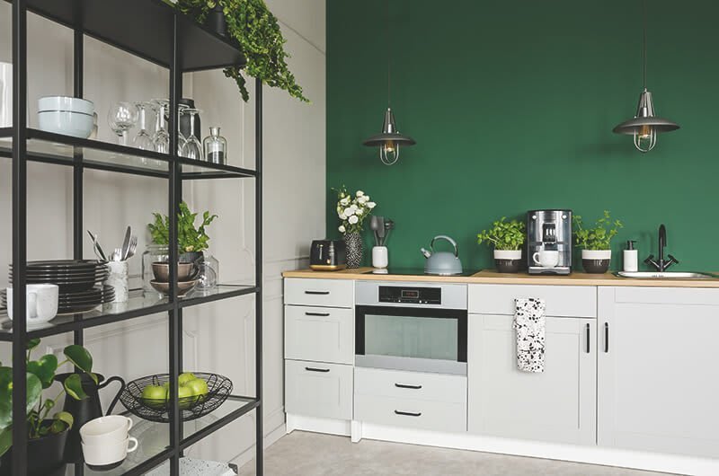 Weiße Küche mit grüner Wand