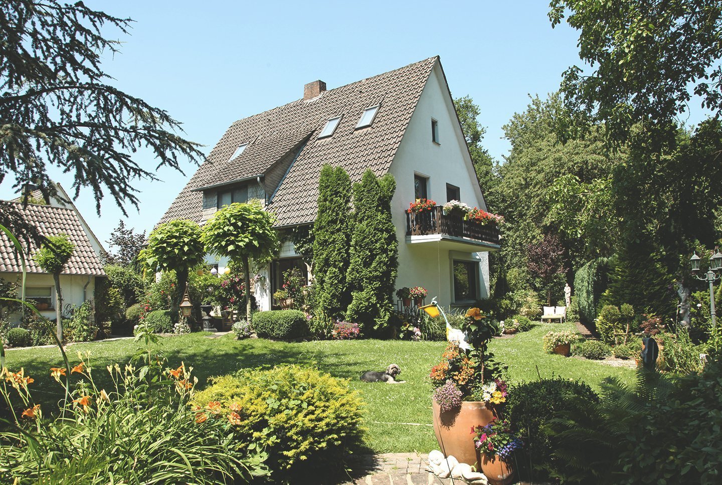 Haus mit grünem Garten
