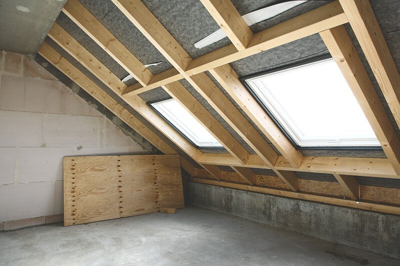 Innenansicht Dachboden mit zwei großen Fenstern