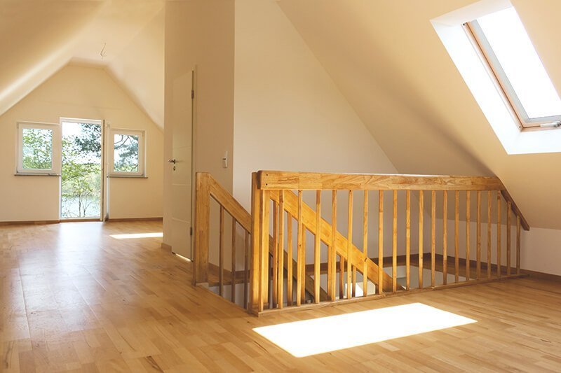 Ansicht Dachboden mit Holzfußboden und Treppe